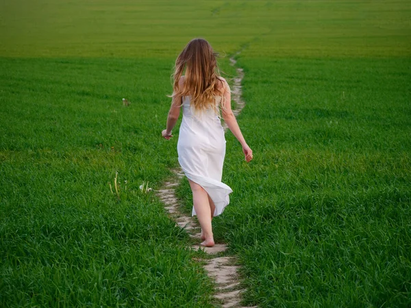 Κορίτσι Ένα Μακρύ Λευκό Φόρεμα Ένα Πράσινο Πεδίο 2020 — Φωτογραφία Αρχείου