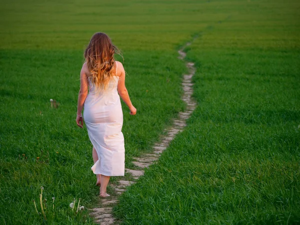 Chica Vestido Blanco Largo Campo Verde 2020 — Foto de Stock