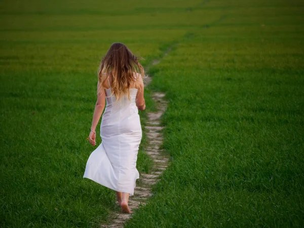 Дівчина Довгій Білій Сукні Зеленому Полі 2020 — стокове фото