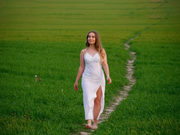 Девушка Длинном Белом Платье Зеленом Поле 2020 — стоковое фото