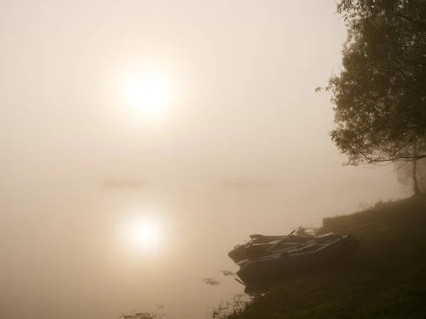 Pêche Sur Bateau Tôt Matin Brumeux Sur Eau 2020 — Photo