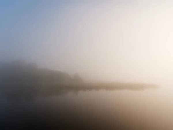 2020年泛滥成灾的草原附近的大雾弥漫的早晨 — 图库照片