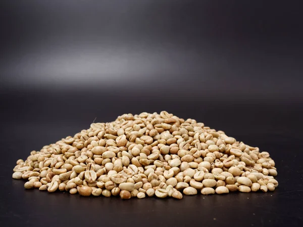 アフリカ産の焙煎コーヒー豆を2020年の暗い背景で — ストック写真