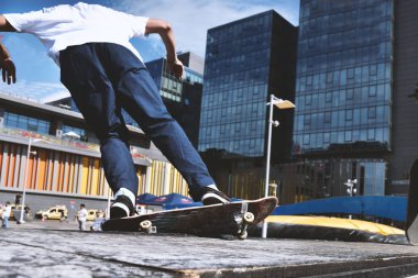 Eğlenceli ve aşırı spor olarak kaykay. Bir şehir skate Park bir hile yaparak kaykaycı.