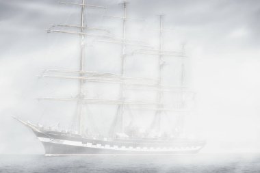 Denizde bir sis içinde uzun gemi yarışı.