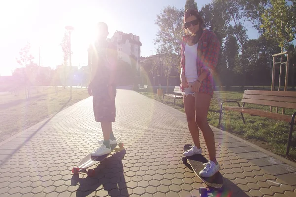 Jovens felizes Longboarding, skate, esporte em um parque da cidade — Fotografia de Stock