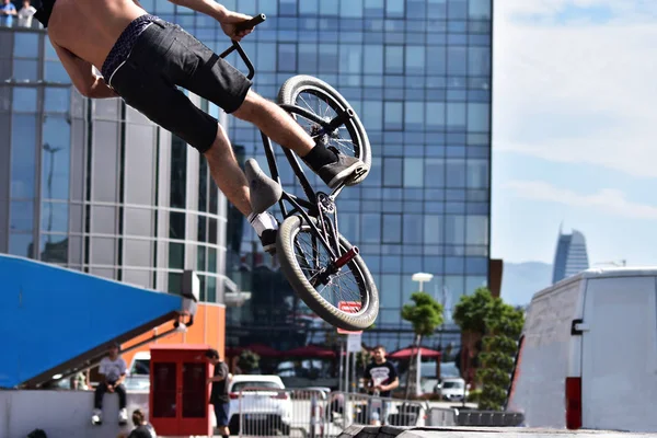 BMX sport che salta su uno sfondo cittadino. Bicicletta come sport estremo e divertente . — Foto Stock