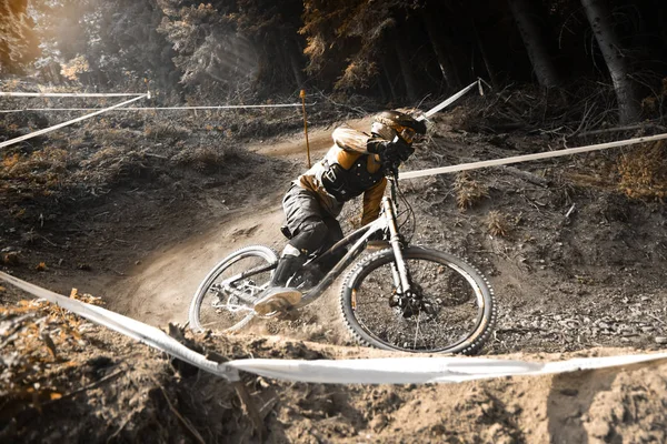 Sportovní závod Mountain biker extreme a zábavy z kopce sledovat. Skoky a špína šplouchání. — Stock fotografie