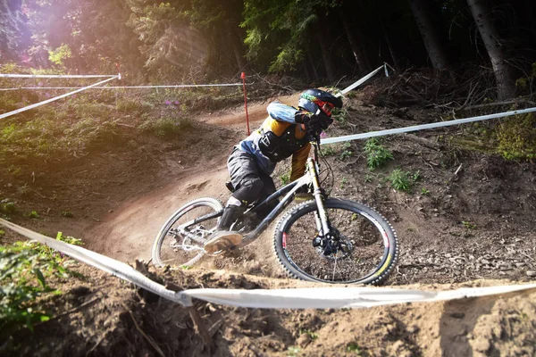 Sportovní závod Mountain biker extreme a zábavy z kopce sledovat. Skoky a špína šplouchání. — Stock fotografie