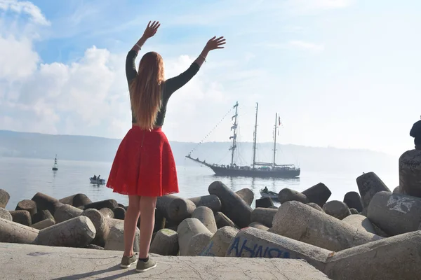 女性の海港で背の高い船レガッタ歓迎振り. — ストック写真