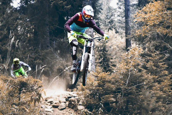 Sportovní závod Mountain biker extreme a zábavy z kopce sledovat. Skoky a špína šplouchání. — Stock fotografie