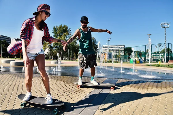Longboard, skateboard, sport divertenti in un parco cittadino — Foto Stock