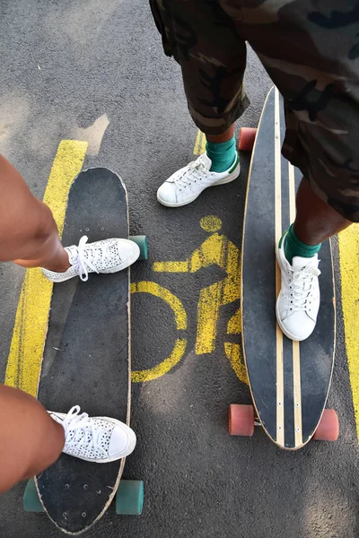 Longboarding, skate, esporte divertido em um parque da cidade — Fotografia de Stock