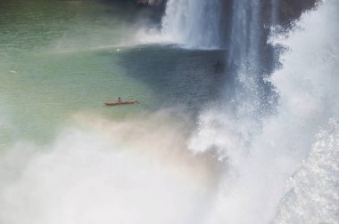 Güzel bir şelale Kayak