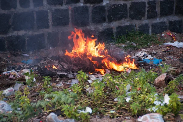 Burning plastic trash — Stock Photo, Image