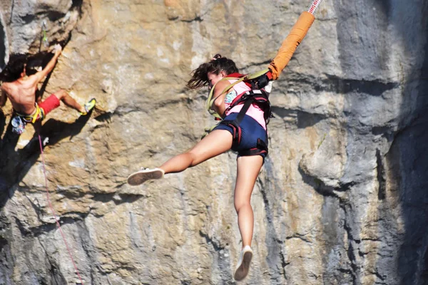 Bungee Jumping aşırı ve eğlenceli spor olarak — Stok fotoğraf