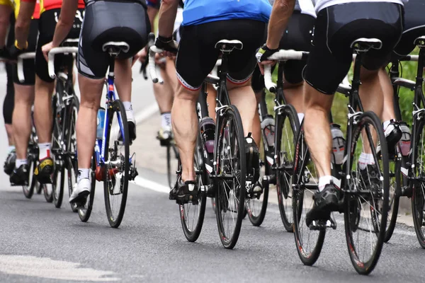 Bisiklet yarışı, sporcu yolda Bisiklete binme — Stok fotoğraf