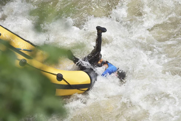 Rafting zespół plusk fal, spływy ekstremalne i zabawy sportowe — Zdjęcie stockowe
