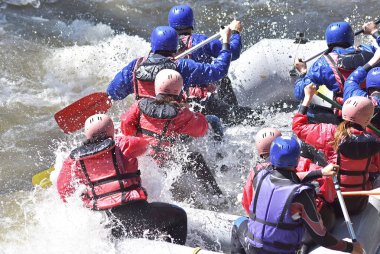 Takım eğlenceli ve aşırı spor rafting dalgalar sıçramasına rafting