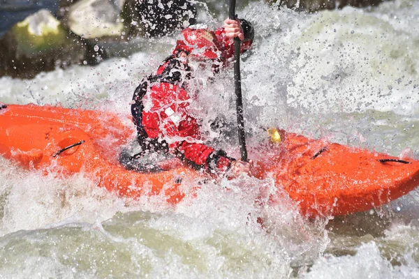 Jízda na kajaku jako extrémní a zábavný tým sport — Stock fotografie