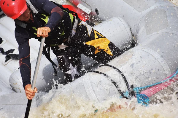 Rafting team stänkande vågor, forsränning extrem och rolig sport — Stockfoto