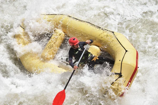 Rafting equipe salpicando as ondas, rafting esporte extremo e divertido — Fotografia de Stock