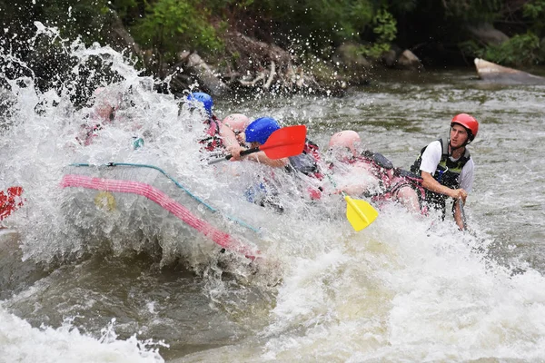 Takım eğlenceli ve aşırı spor rafting dalgalar sıçramasına rafting — Stok fotoğraf
