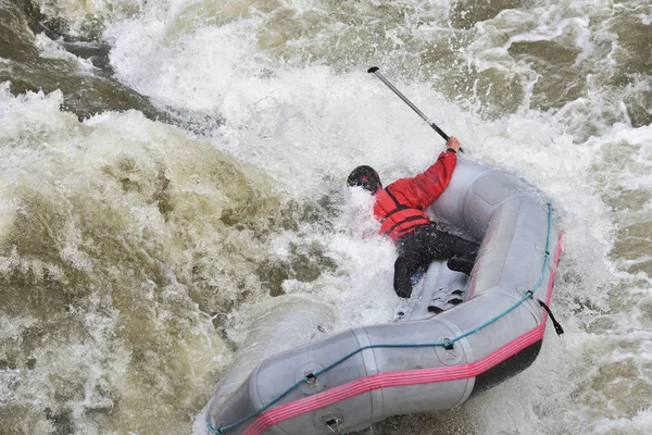 Rafting team spruzzando le onde, rafting sport estremi e divertenti — Foto Stock