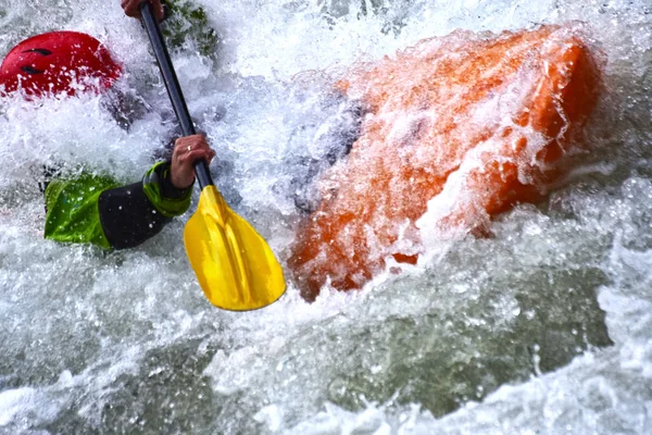 Kajakpaddling som extrem och rolig lagsport — Stockfoto