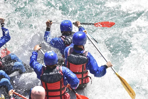 Rafting zespół plusk fal, spływy ekstremalne i zabawy sportowe — Zdjęcie stockowe