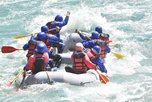 Rafting zespół plusk fal, spływy ekstremalne i zabawy sportowe — Zdjęcie stockowe