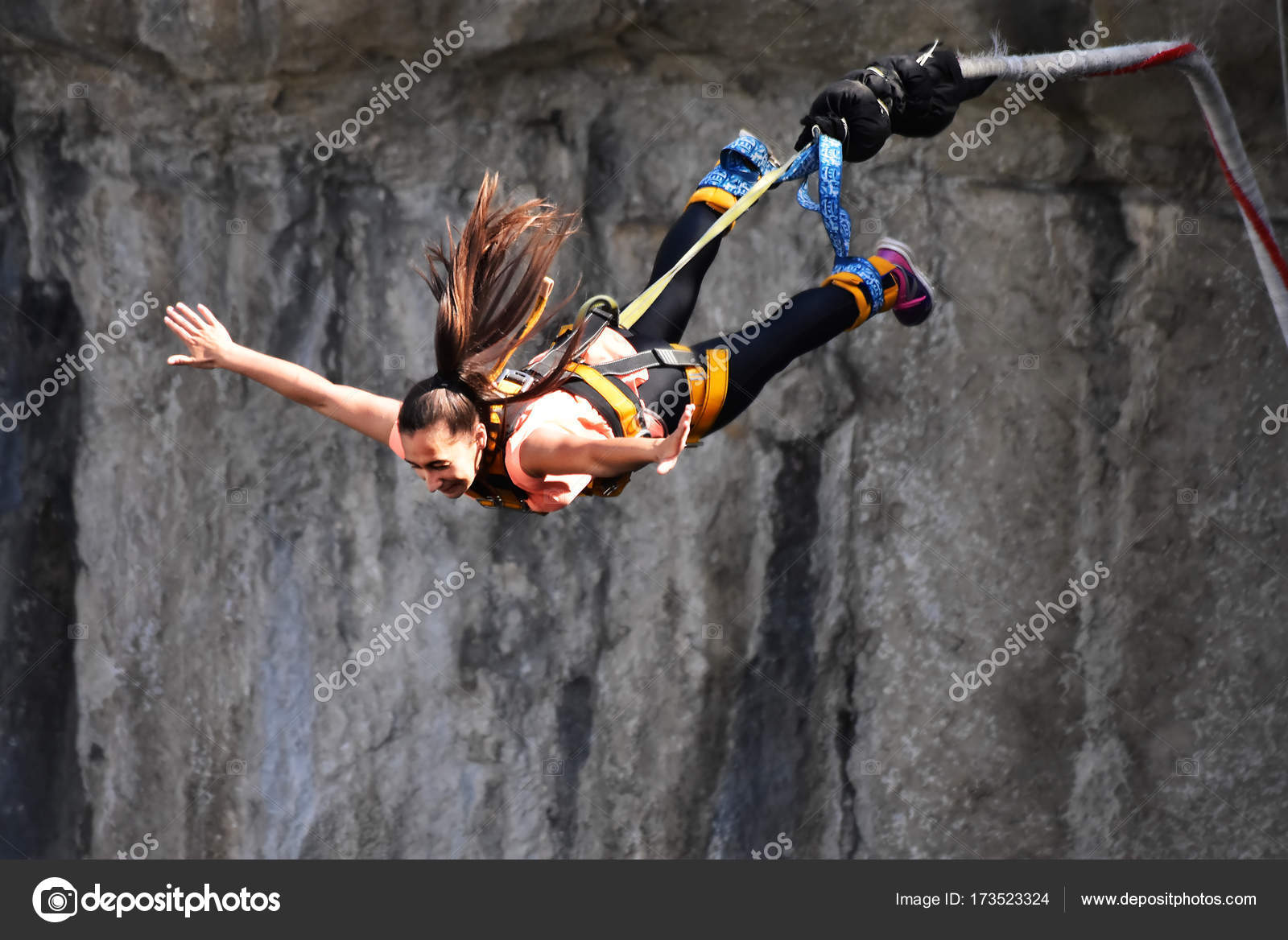 Bungee jumps, extreme and fun sport. Bungee in a cave. — Stock Photo © mur162 173523324