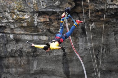 Bungee atlar, eğlenceli ve aşırı spor. Bungee bir mağarada.