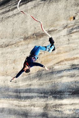 Bungee atlar, eğlenceli ve aşırı spor. Bungee bir mağarada.