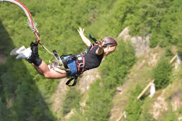 Bungee saltos, esporte extremo e divertido . — Fotografia de Stock