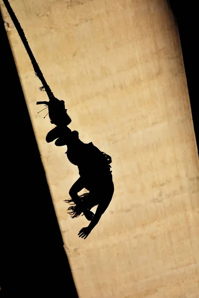 Bungee-Jumps, Extrem- und Funsport. Silhouette an Brückensäule. Stockfoto