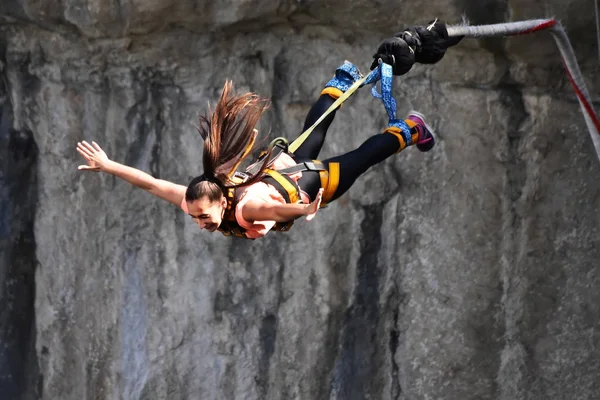 Bungee-Jumps, Extrem- und Funsport. Bungee in einer Höhle. Stockfoto