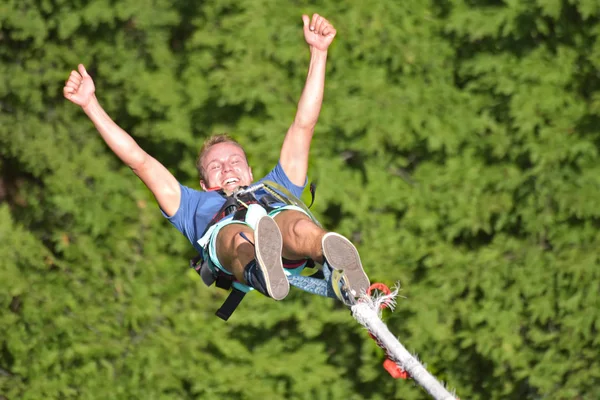 Saltos bungee, deporte extremo y divertido . Fotos De Stock Sin Royalties Gratis