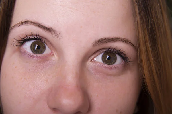 Expresión emocional, ojos verdes de niña — Foto de Stock