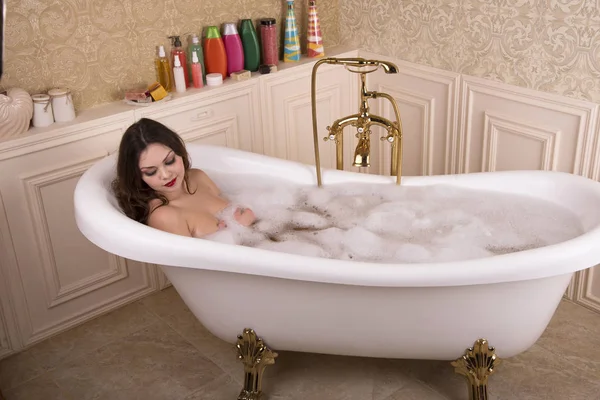 Jovem mulher tomar um banho . — Fotografia de Stock