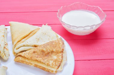 bir tabak kızarmış krep