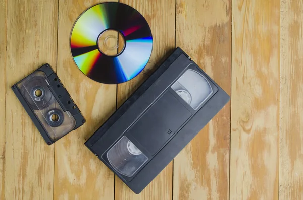 ahşap bir masa teyp kartuşu