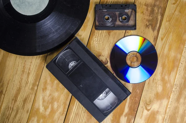 木製のテーブルにテープ レコーダー用カートリッジ — ストック写真