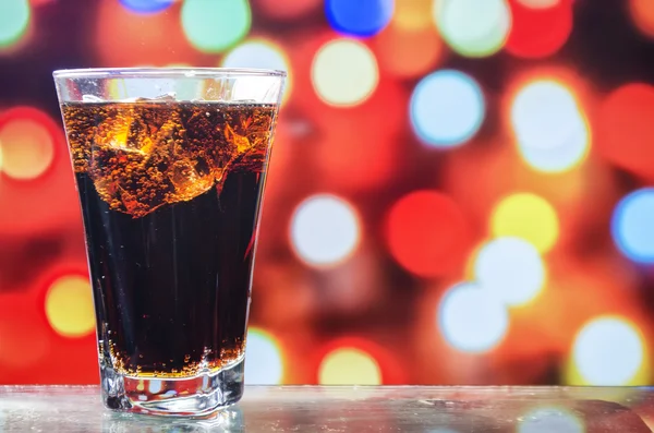 buz üstünde parlak bir arka plan canlandırıcı suyuyla