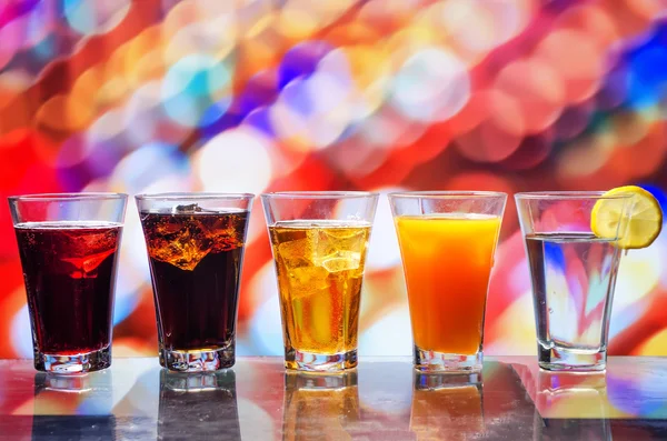 buz üstünde parlak bir arka plan canlandırıcı suyuyla