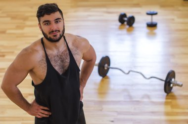 adam spor salonunda çalış.