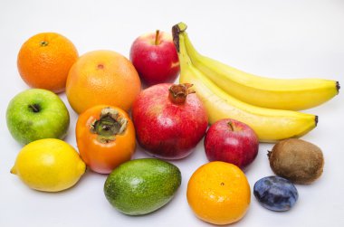 Masanın üzerine taze meyve bol