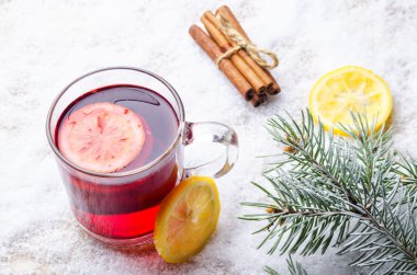 kar arka plan üzerinde sıcak mulled şarap