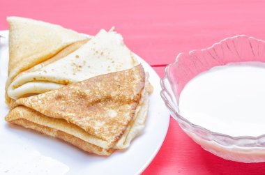 Beyaz bir tabak içinde kızarmış krep