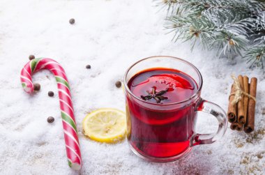 kar arka plan üzerinde sıcak mulled şarap